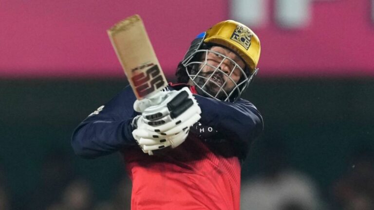 RCB نے KKR کے خلاف باؤلنگ کا فیصلہ کیا، وینکٹیش آئیر اور جیکب ڈفلی شامل