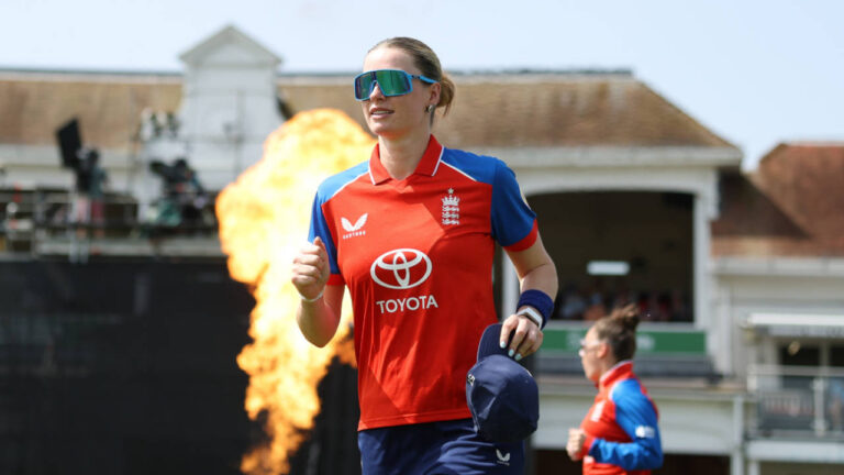 England bowl and hand debut to Corteen-Coleman; Harmanpreet rested – انگلینڈ بمقابلہ بھارت: پہلے ٹی 20 میں انگلینڈ کا فیلڈنگ کا فیصلہ، اہم تبدیلیاں